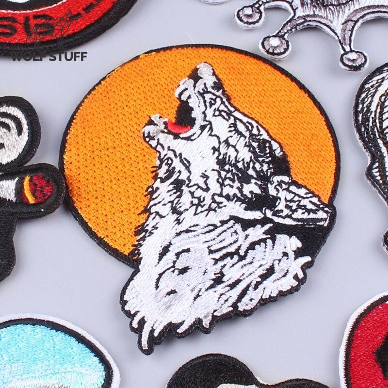 Howling wolf patch