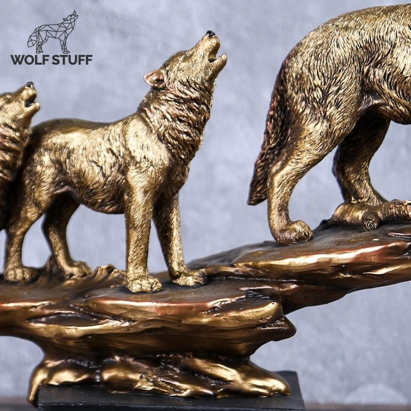 Howling wolf statue