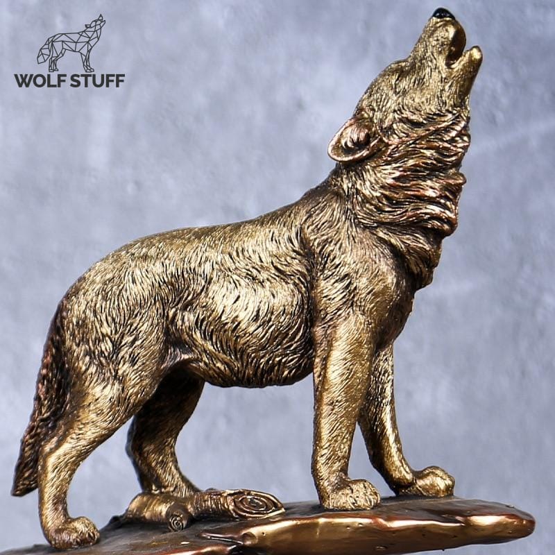 Howling wolf statue