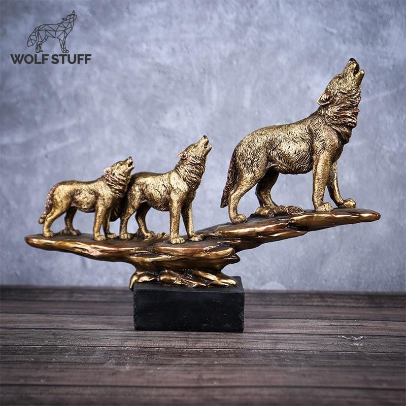 Howling wolf statue